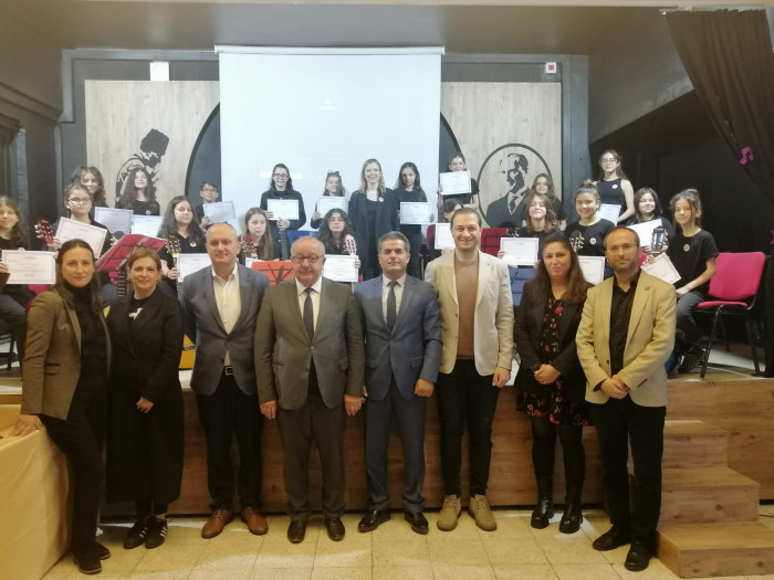 BAŞARI BELGELERİNİ İLÇE MİLLİ EĞİTİM MÜDÜRÜ GÖK VERDİ 