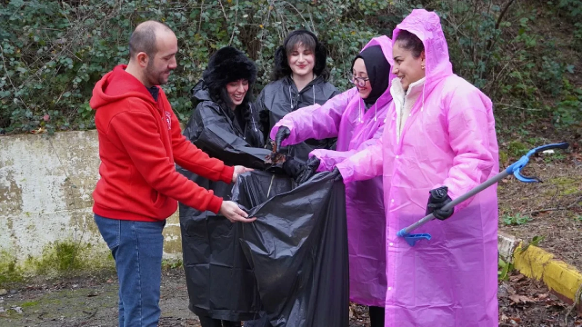 DEĞİRMENAĞZI SAHİLİNİ GEN&Ccedil;LER TEMİZLEDİ