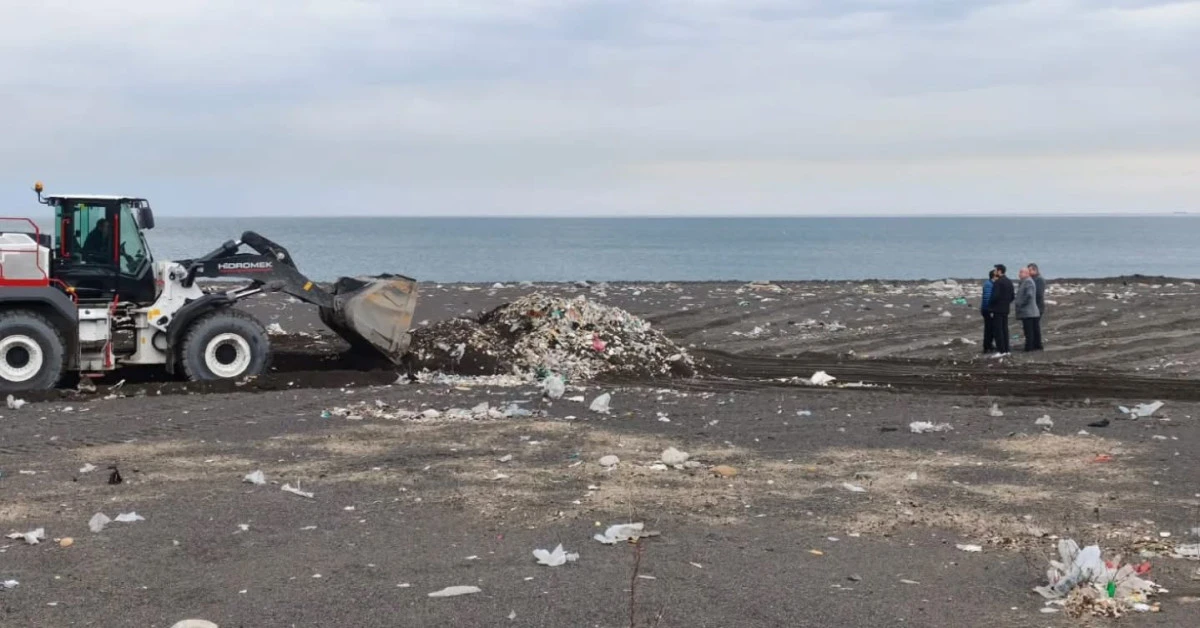 KOZLU BELEDİYESİ ORTADA YOK! KOZLU SAHİLİNİ İL &Ouml;ZEL İDARESİ TEMİZLİYOR&hellip;