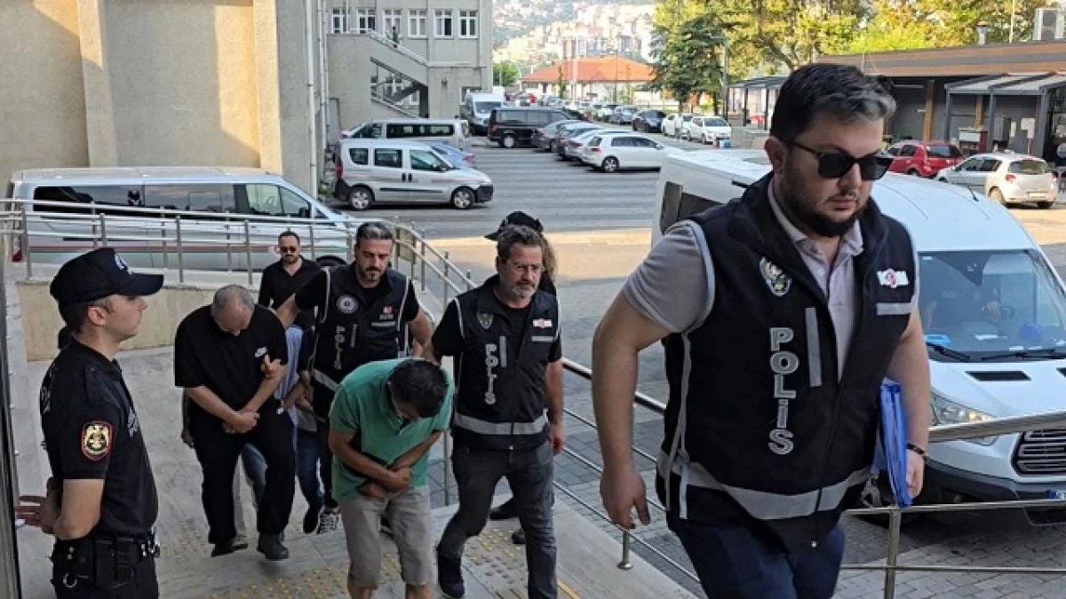 KOZLU’DA GÜNDÜZ VAKTİ DEFİNE ARARKEN YAKALANDILAR 