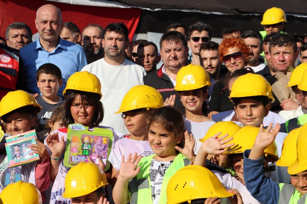 MADENCİLER HATAY'DA DEPREMZEDE ÇOCUKLARA OYUNCAK DAĞITTI