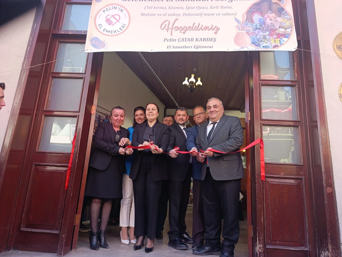 PELİN &Ccedil;ATAR KARDEŞ'İN GELENEKSEL EL SANATLARI SERGİSİ İLGİ G&Ouml;RD&Uuml; 
