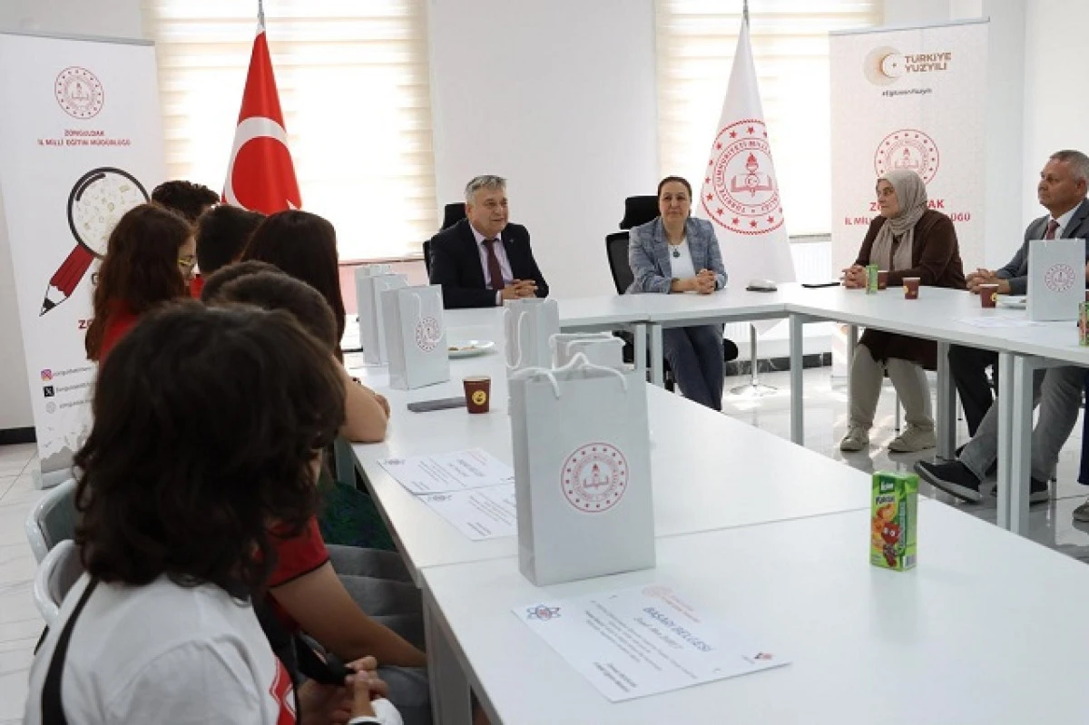 ULUSAL VE ULUSLARARASI PROJE VE YARIŞMALARDA DERECEYE GİREN ÖĞRENCİLER ÖDÜLLENDİRİLDİ