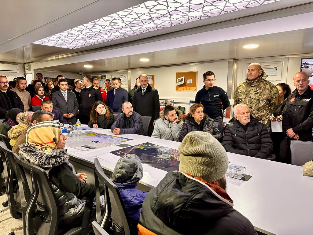 VALİ KAYIP DENİZCİLERİN YAKINLARIYLA GÖRÜŞTÜ 