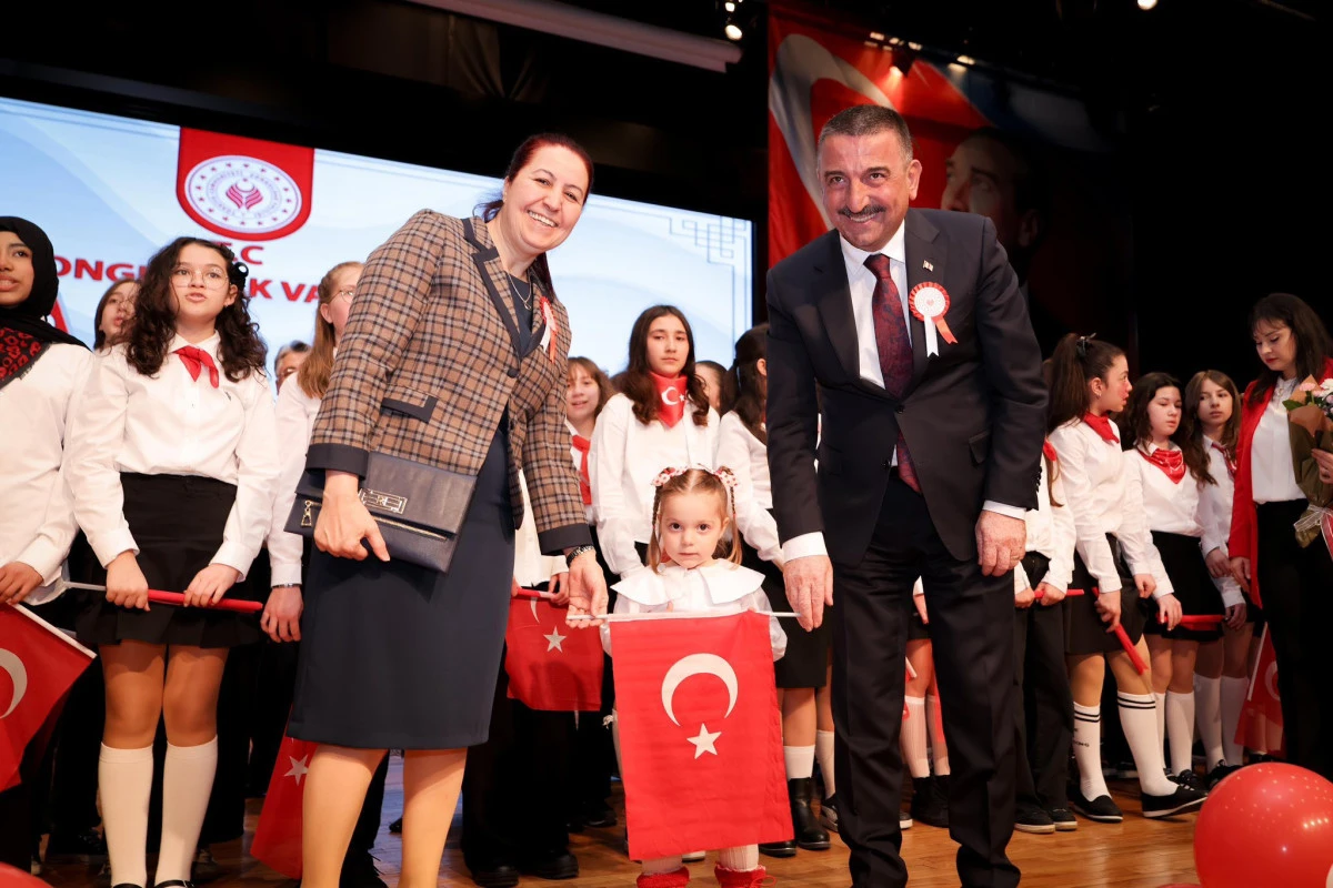 VALİ VE EŞİ SEZAİ KARAKO&Ccedil;K&Uuml;LT&Uuml;R MERKEZİNDE 23 NİSAN PROGRAMINA KATILDI 