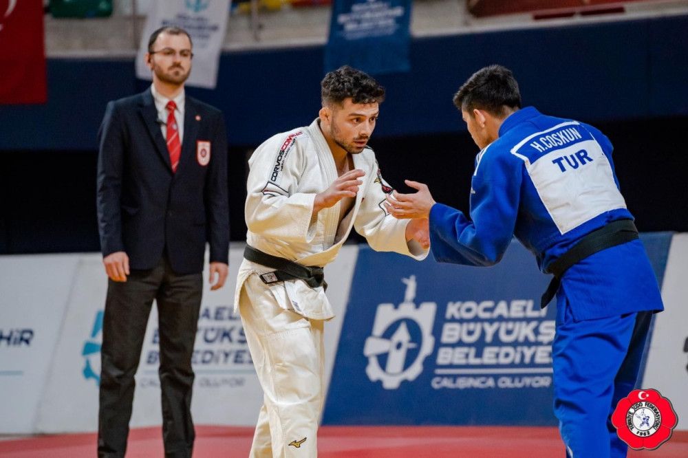 ZBEÜ ÖĞRENCİSİ SAMET KUMAŞ GÜMÜŞ MADALYA KAZANDI